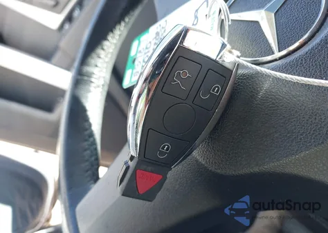 2010 Mercedes-Benz Glk 350 4Matic z USA, uszkodzony, nr VIN WDCGG8HB3AF325068